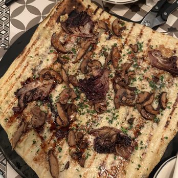 Bar 'Cino Newport - Grilled Pizza - so good!!! - Bars Near Me - Newport, Rhode Island