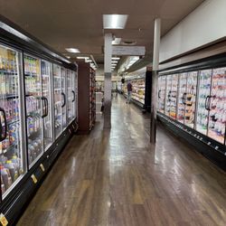 Tom Thumb - Clean store with wide aisles and everything staying nice and cold behind the doors.