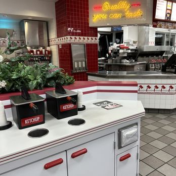 In-N-Out Burger - Interior - Burgers Near Me - Kettleman City, California In-N-Out Burger - Interior - Burgers Near Me - Kettleman City, California
