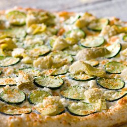 Pizzaiolo - Bianca 
160-210 cals/slice
Marinated Artichoke, Marinated Zucchini, Feta Cheese, Parmigiano Cheese, Mozzarella Cheese, Extra V