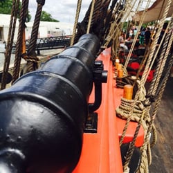 Association Hermione - La Fayette - Kanon op de richel van t schip