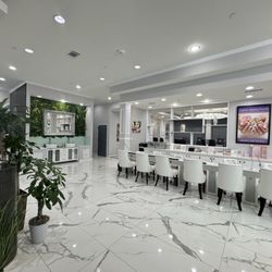 En Vogue Nails & Day Spa - Looks so chic and modern!