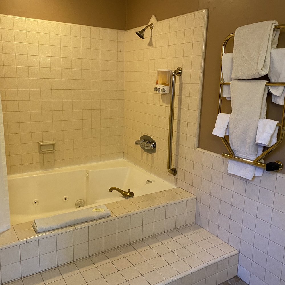 Saddleback Inn - bathtub, deep, hot water was awesome, but... see review.. also towel heater didn't work - Hotels Near Me - Lake Arrowhead, California Saddleback Inn - bathtub, deep, hot water was awesome, but... see review.. also towel heater didn't work - Hotels Near Me - Lake Arrowhead, California