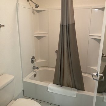 Motel 6 - Bathroom - Hotels Near Me - Lodi, California Motel 6 - Bathroom - Hotels Near Me - Lodi, California