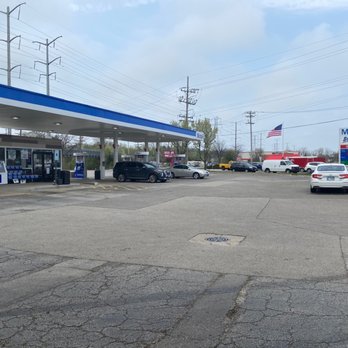 Bucky's Mobil - This is the location because there are two. - Gas Stations Near Me - Highland Park, Illinois