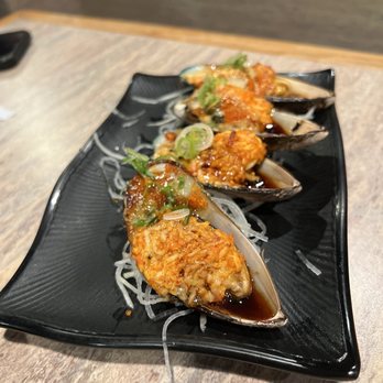 Sakebomb - three clams on a black plate - Sushi Bars Near Me - Sunnyvale, California