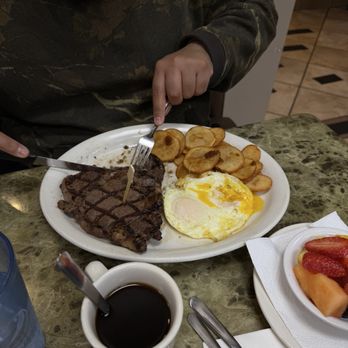 Cafe Amri - French Toast - Breakfast & Brunch Near Me - Oxnard, California