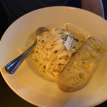 Moxies Kitchener Restaurant - Chicken Alfredo - Canadian (New) Near Me - Kitchener, Ontario