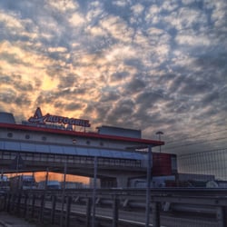 Autogrill - un cartello all'entrata recita BENVENUTI IN UN PAESE FANTASTICO! come dargli torto... #italy #goodmorning