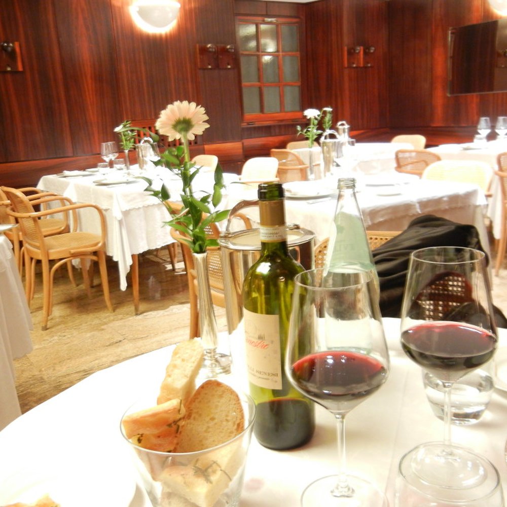 Il Tartufo - Wine, fresh bread and fresh flowers on our white tableclothed corner table. - Italian Near Me - Spoleto, PG