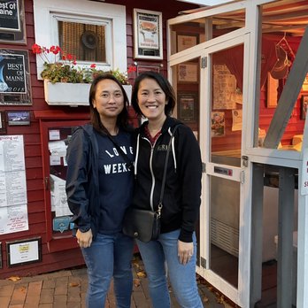 Red's Eats - Us waiting for the best lobster rolls! - Seafood Near Me - Wiscasset, Maine