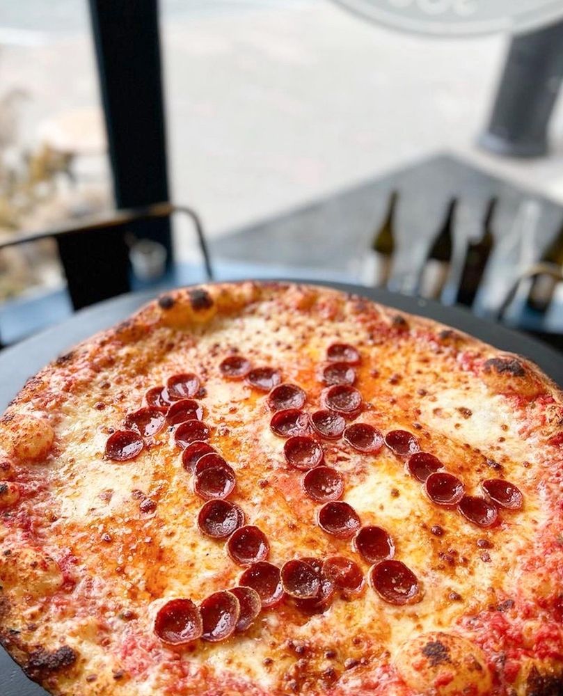 Roberto's Pizza Logo