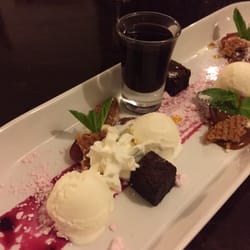 Land Van Kokanje - Een prachtig geserveerde Dame Blanche. Met stroopwafels en brownies.