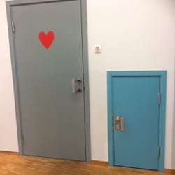 Luma Bibliotek - Liten och stor dörr till toaletten