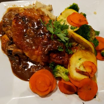 Final Draft Brewing Company - Chicken Marsala - perfectly cooked chicken, one of the best mashed potatoes I've had, decent veggies - Breweries Near Me - Redding, California