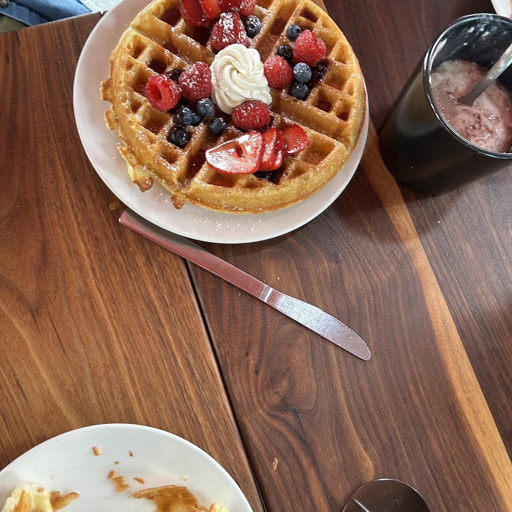 Le Coffee Shop - Belgian Waffle - Breakfast & Brunch Near Me - Temecula, California