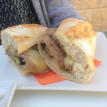 Menjant - Bocata de ternera, pimientos y queso fundido - Tapas Bars Near Me - Mislata, V Menjant - Bocata de ternera, pimientos y queso fundido - Tapas Bars Near Me - Mislata, V