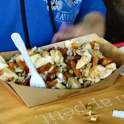 Le Coq Rôti - Poutine au poulet (vient avec des petit pois!)
