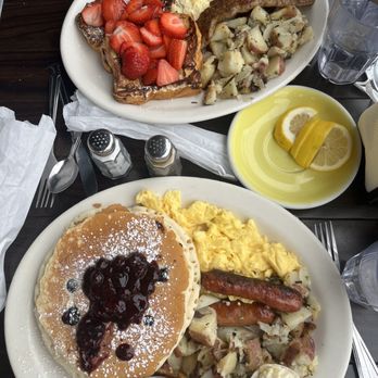 Millie's Cafe - Pasadena - Strawberry French toast and blueberry pancakes - Breakfast & Brunch Near Me - Pasadena, California