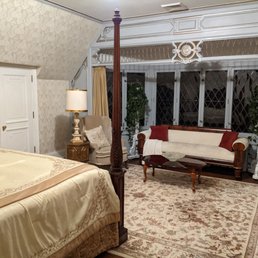 Master Suite with four poster bed Master Suite with four poster bed
