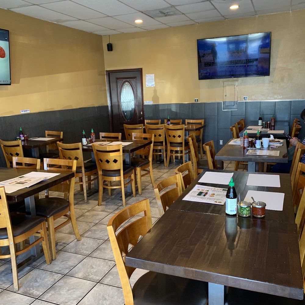 Bale Valley Restaurant - Another view of dining area - Vietnamese Near Me - Canoga Park, California