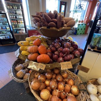 Bread and Roses Market - Gorgeous selection of local produce - Organic Stores Near Me - Portland, Oregon