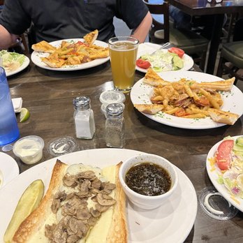 Gulliver's Pizza & Pub - A table full of goodness - Pizza Near Me - Oakbrook Terrace, Illinois