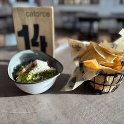 The Spanish Traveler - Guacamole and chips