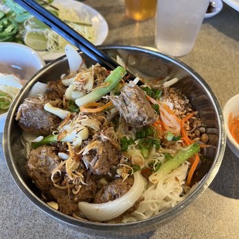 Ao Sen - Vegan Bun Bo Xao Xa - Lemongrass Beef Vermicelli - Vietnamese Near Me - Albany, California