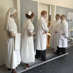 Dansk Sygeplejehistorisk Museum - Stuegang på Dansk Sygeplejehistorisk Museum, gipsfigurer