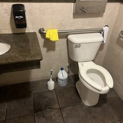 Red Chopstix - Clean bathroom