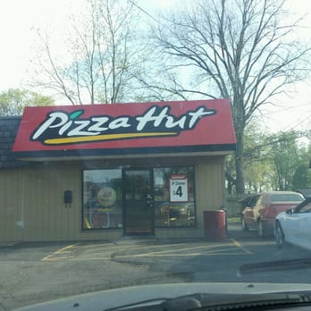 Pizza Hut - the front of the restaurant - Pizza Near Me - Freeburg, Illinois