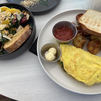 Ocean Social - Omelet and Kale Salad - Breakfast & Brunch Near Me - Miami Beach, Florida Ocean Social - Omelet and Kale Salad - Breakfast & Brunch Near Me - Miami Beach, Florida