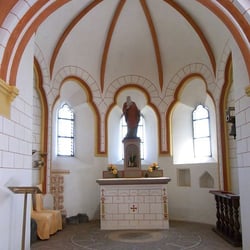 Unterburg & Matthiaskapelle - Die Apsis mit dem Hl. Matthias (dessen Kopf wohl längere Zeit hier aufgehoben worden ist - armer Kerl)