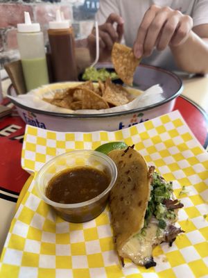 EL TRAGON TAQUERIA by null