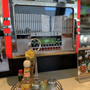 Mel's Drive-In - Tunes - American Near Me - West Hollywood, California Mel's Drive-In - Tunes - American Near Me - West Hollywood, California