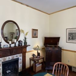 Joshua Grindle Inn - Parlor