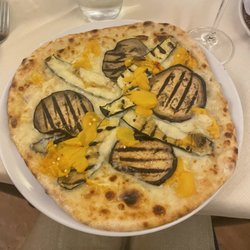 La Carabaccia - Pizza con mozzarella, berenjena, zucchini y pimiento amarillo.