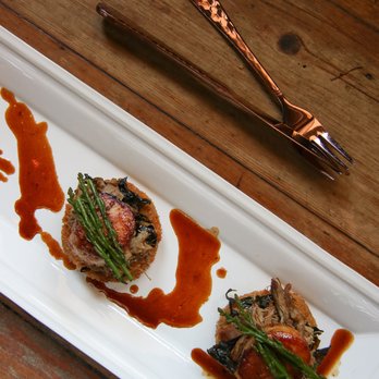 Le Géraldine - a plate of food on a wooden table - Gastropubs Near Me - Saint-Eustache, Quebec Le Géraldine - a plate of food on a wooden table - Gastropubs Near Me - Saint-Eustache, Quebec