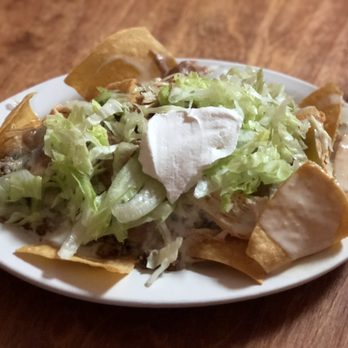 El Molcajete - Nachos El Molcajete : ground beef, shredded chicken , beans , lettuce , tomato and sour cream - Mexican Near Me - Bells, Tennessee