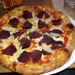 La Strega Gastronomie - Hirsch Pizza mit Birnen und Gorgonzola