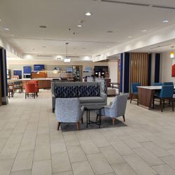 Holiday Inn Express & Suites Forrest City - Lobby
