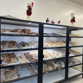 Canela Bakery - Pastry shelf - Bakeries Near Me - Montebello, California