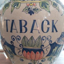 Tobacco Café - Die Schmuckexponate und ausliegende Tabakzeitschriften machen Lust zum Verweilen.