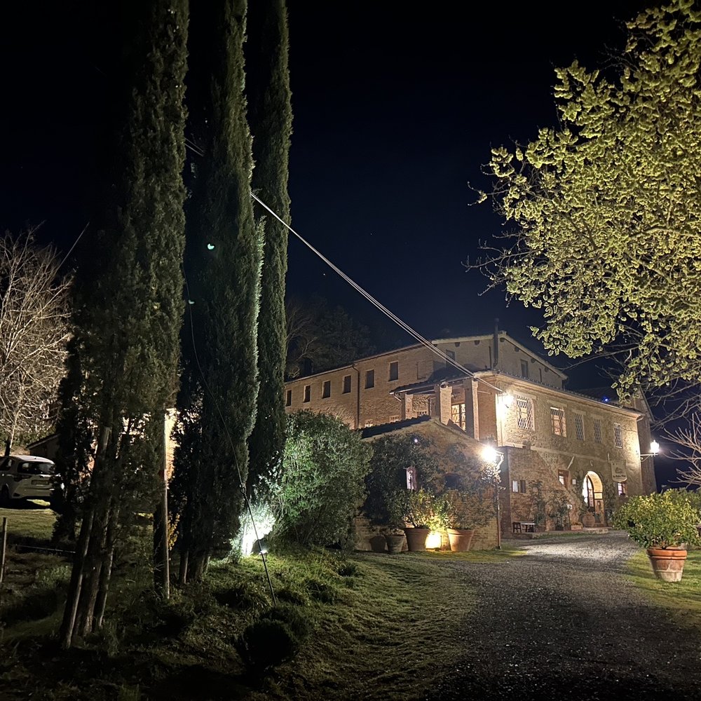 Le Pietre Vive - Outside view at night - Italian Near Me - Castelnuovo Berardenga, SI Le Pietre Vive - Outside view at night - Italian Near Me - Castelnuovo Berardenga, SI