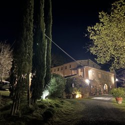 Le Pietre Vive - Outside view at night