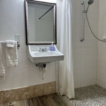 The Apple Tree Inn - Bathroom - Hotels Near Me - Julian, California The Apple Tree Inn - Bathroom - Hotels Near Me - Julian, California