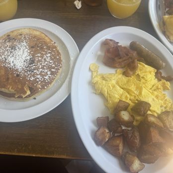 Grateful Dedham Diner - The Big rig - Breakfast & Brunch Near Me - Dedham, Massachusetts