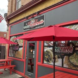 Del Tacos - Entrance