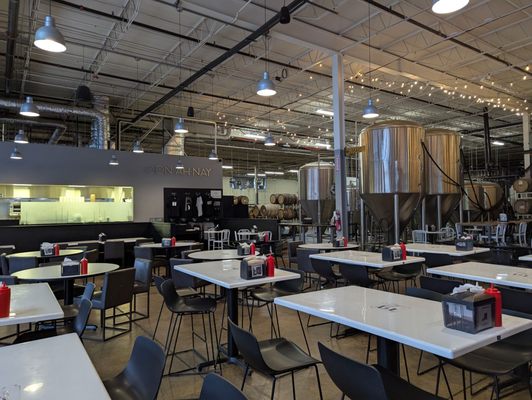 Une Année | Hubbard's Cave Brewery, Barbecue, & Pizza by null